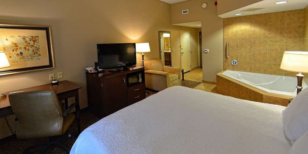 Hampton Inn Geneseo Jacuzzi room