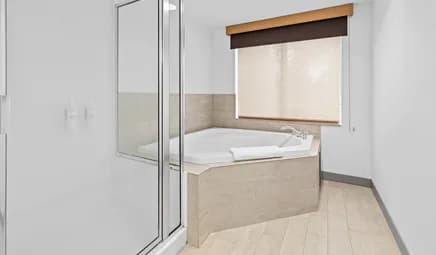 Hilton Garden Inn Syracuse Jacuzzi room