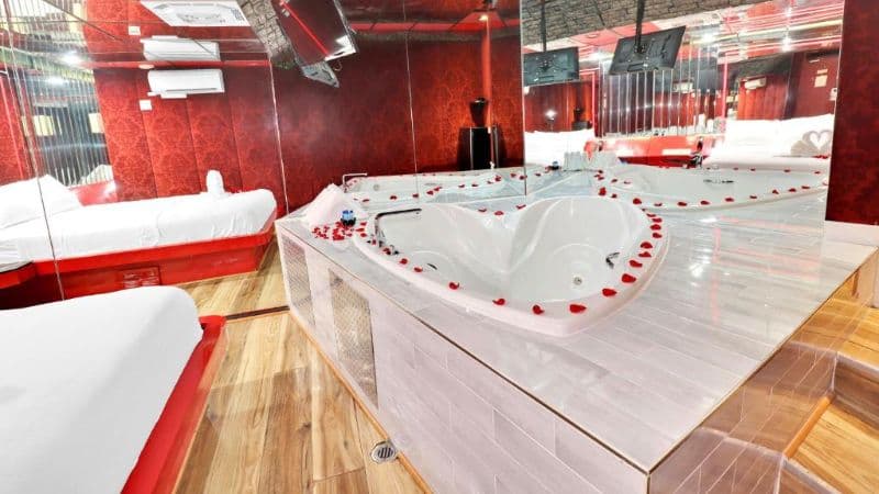 Hollywood Motel Jacuzzi room