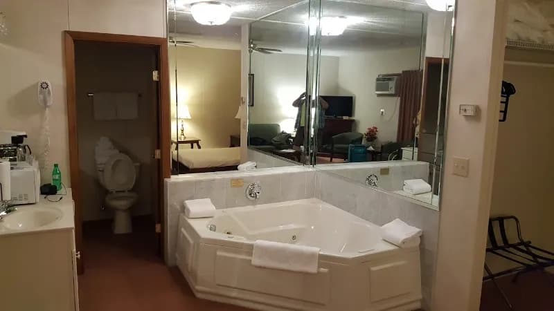 Lockport Inn and Suites Jacuzzi room