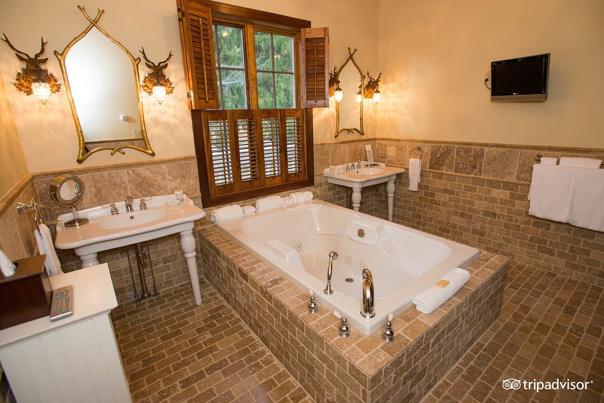 Mirror Lake Inn Resort & Spa Jacuzzi room