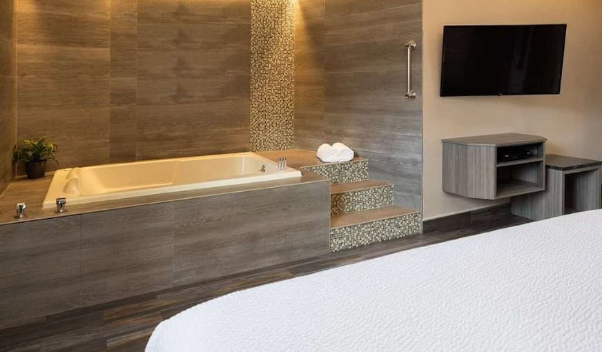 Ramada by Wyndham Bronx Jacuzzi room