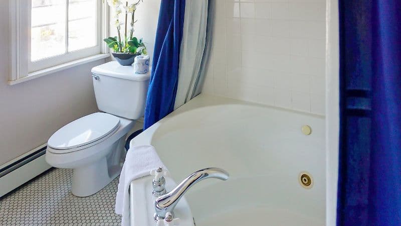 Stay Saratoga Jacuzzi room