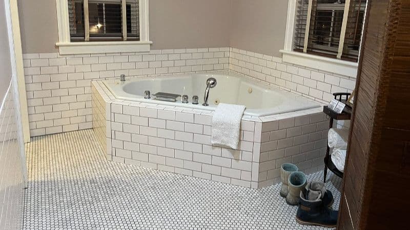 The Brunswick at Saratoga Jacuzzi room