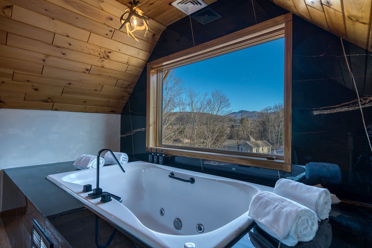 The Haüs Windham Jacuzzi room