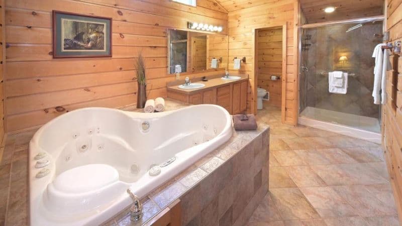 The Lodges at Cresthaven Jacuzzi room