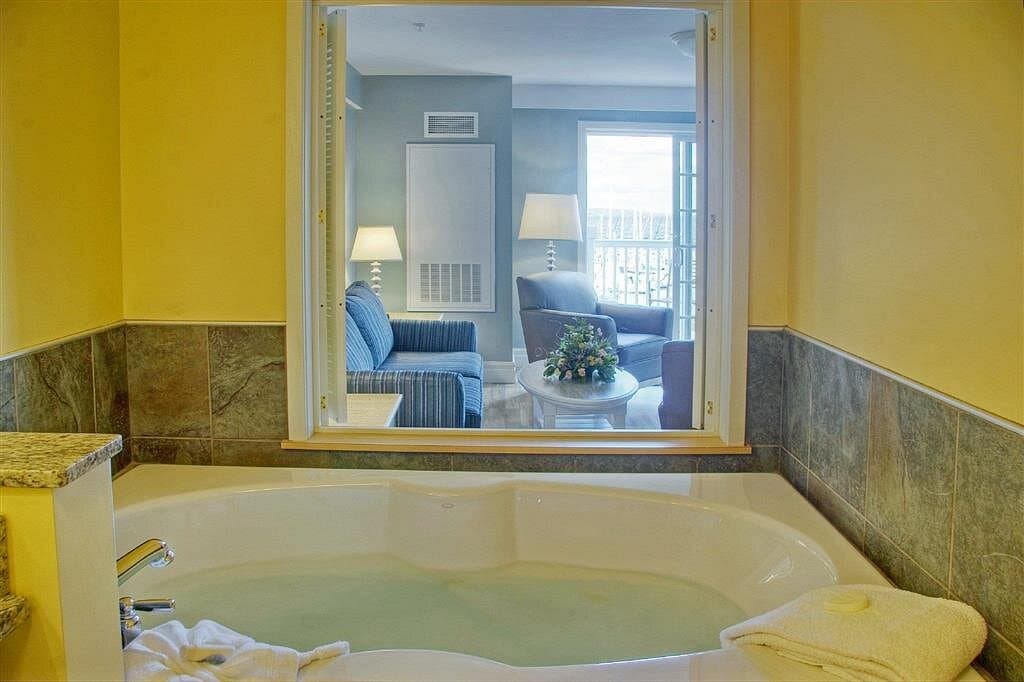 Watkins Glen Harbor Hotel Jacuzzi room