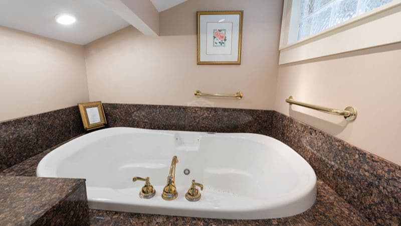 Albemarle Inn Jacuzzi room