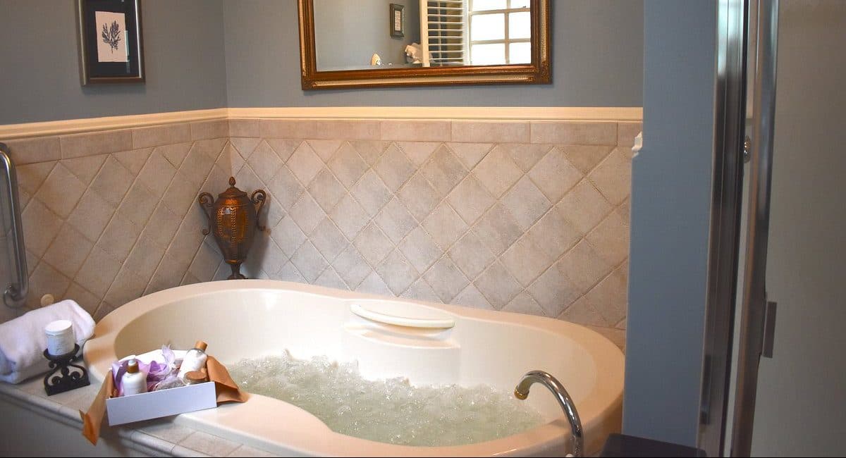 Arrowhead Inn Jacuzzi room