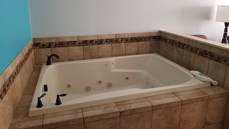 Brookstone Lodge Jacuzzi room