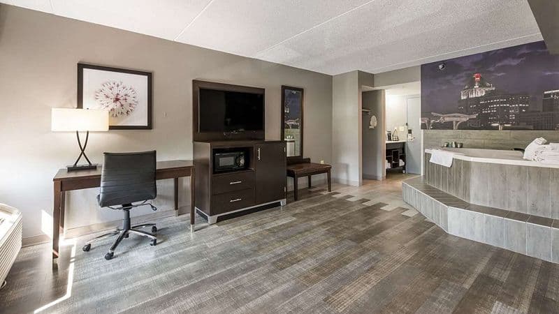 Clarion Pointe Greensboro Airport hotel photo 2