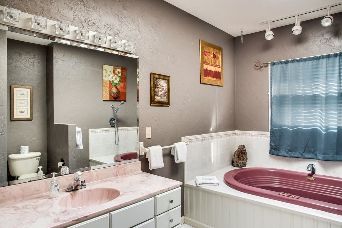 Cliff Dwellers Inn Jacuzzi room