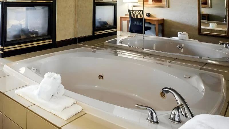 Comfort Suites Hanes Mall Jacuzzi room