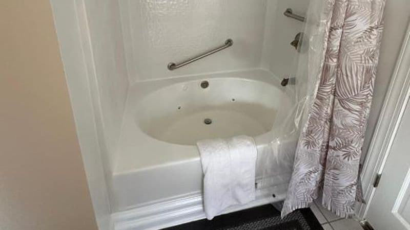 MooreField Suites Greensboro East Jacuzzi room