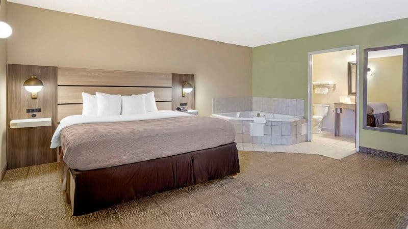 Quality Inn Raleigh Downtown Jacuzzi room