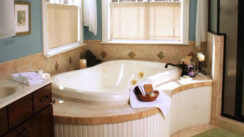 Seven Oaks Inn Bed and Breakfast Jacuzzi room