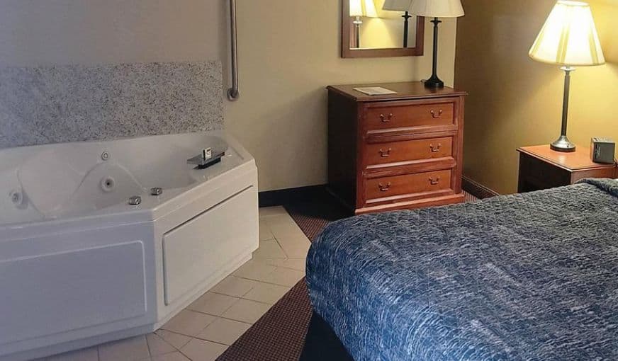 University Inn Jacuzzi room