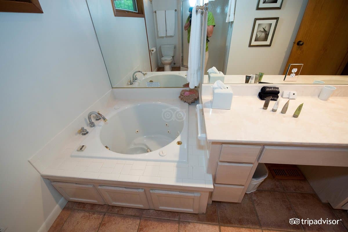 Westglow Jacuzzi room