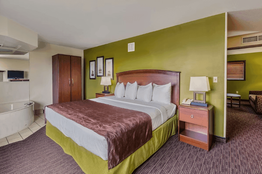 AmericInn by Wyndham Wahpeton Jacuzzi room