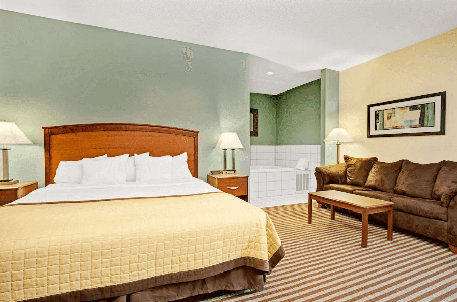 Baymont by Wyndham Wahpeton Jacuzzi room