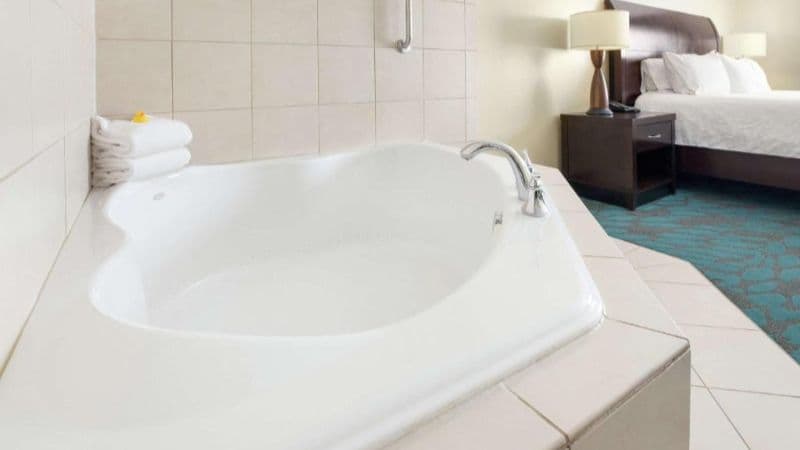 Hilton Garden Inn Fargo Jacuzzi room