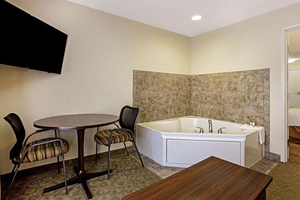 La Quinta Inn & Suites by Wyndham Bismarck Jacuzzi room