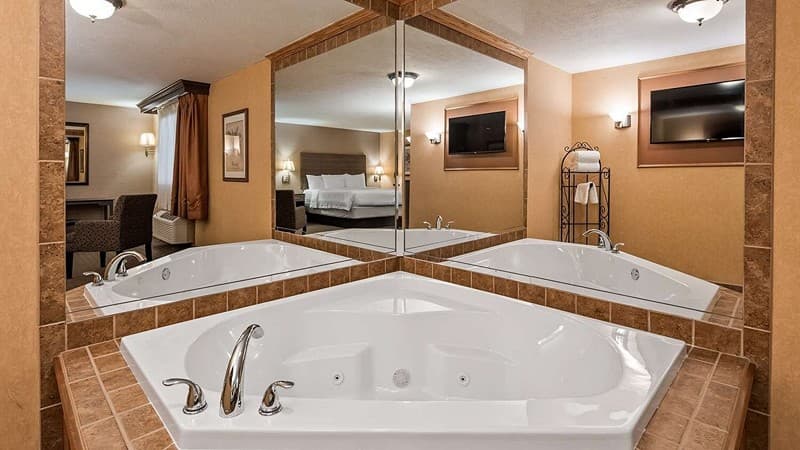 Best Western Plus North Canton Inn & Suites Jacuzzi room