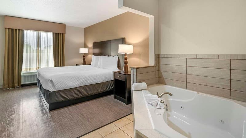 Best Western Suites Columbus Jacuzzi room