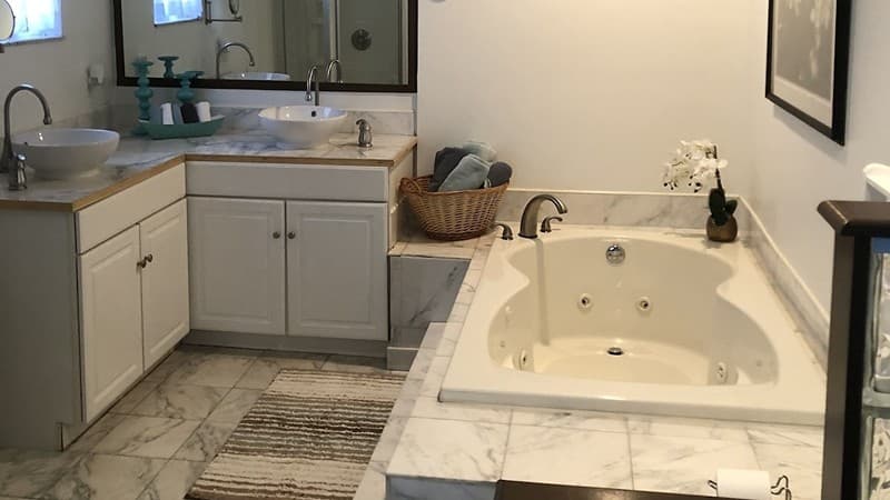Buckeye Oasis Jacuzzi room