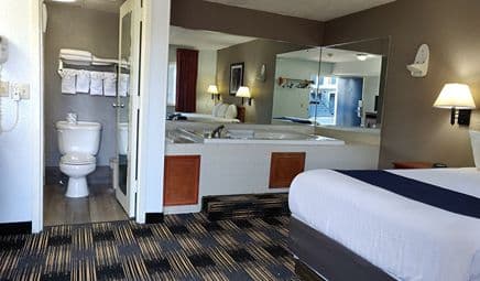 Cedar Cove Jacuzzi room