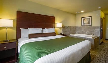 Cobblestone Hotel & Suites – Orrville Jacuzzi room