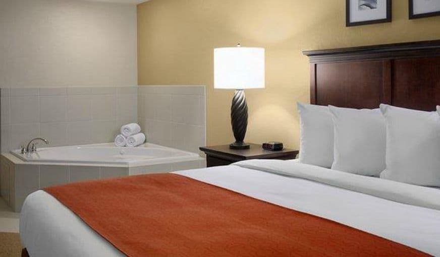 Comfort Inn & Suites Jacuzzi room
