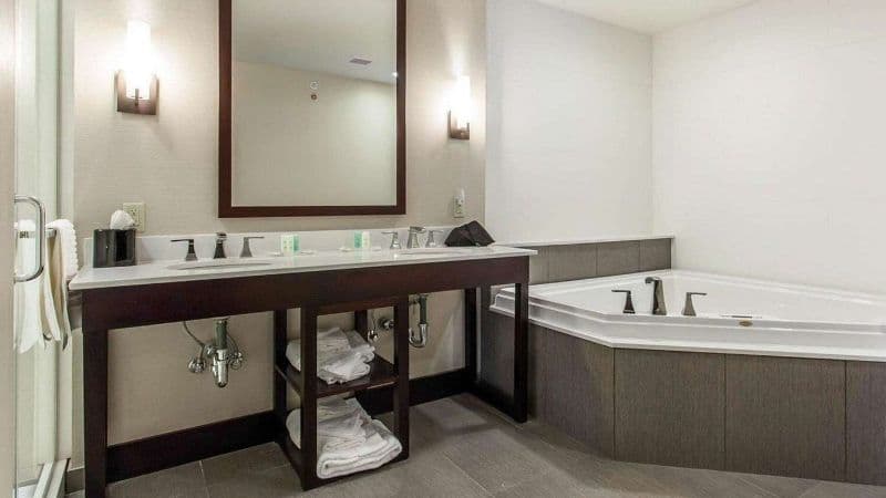 Comfort Suites Youngstown North Jacuzzi room