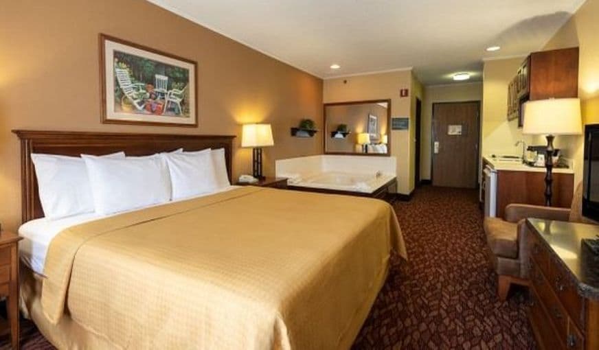 Coshocton Village Inn & Suites Jacuzzi room