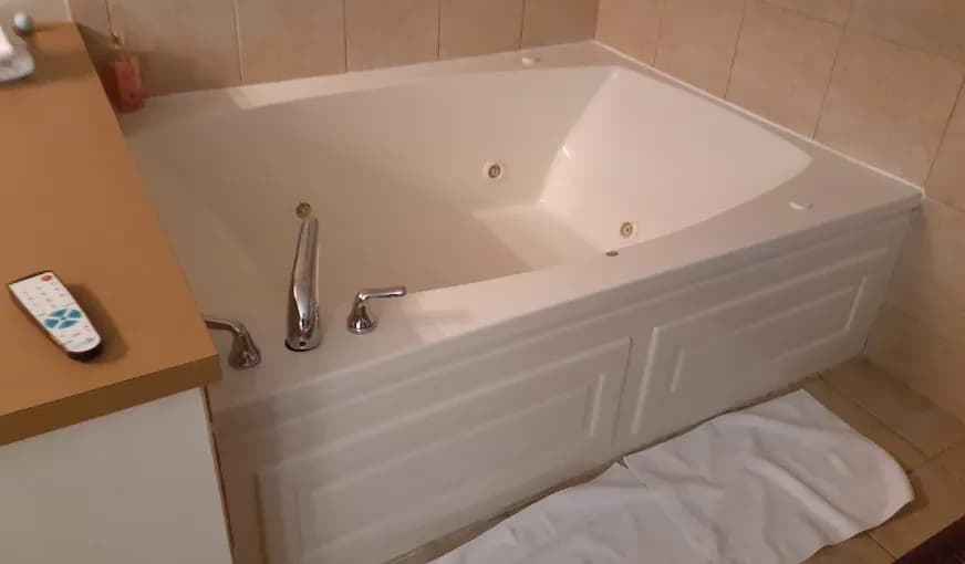 Country Inn & Suites by Radisson, Findlay, OH Jacuzzi room