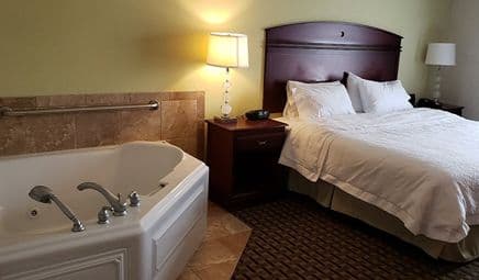 Hampton Inn & Suites Cleveland-Mentor Jacuzzi room