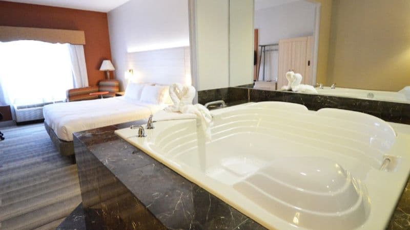 Holiday Inn Express Toledo-Oregon Jacuzzi room