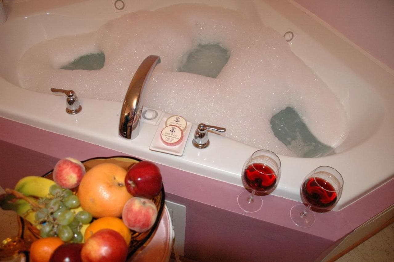 Inn Port D’Vino Jacuzzi room