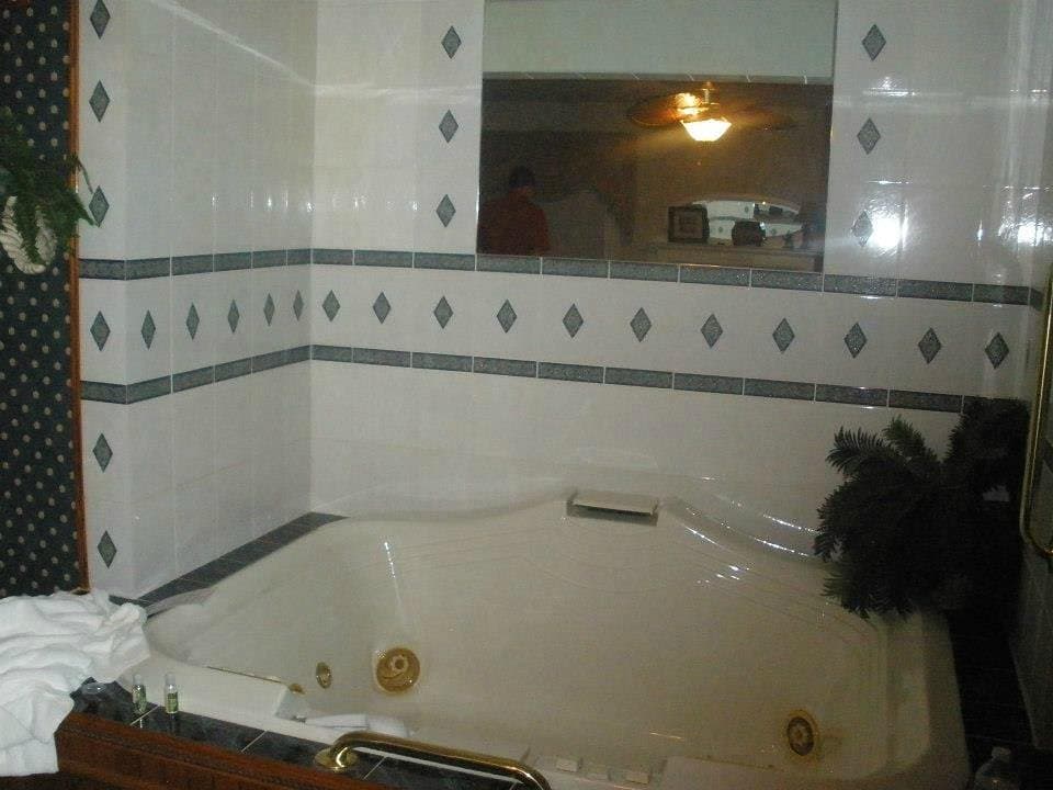 Julia’s Bed & Breakfast Jacuzzi room