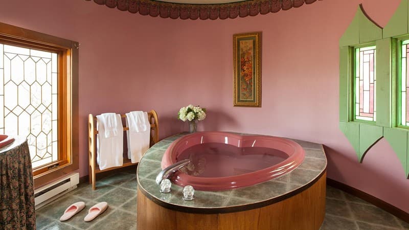 Ravenwood Castle Jacuzzi room