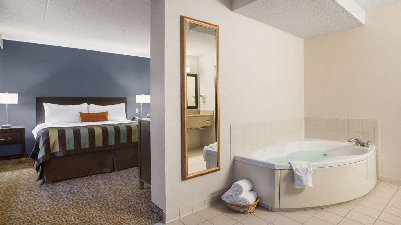 Wingate by Wyndham Sylvania Jacuzzi room