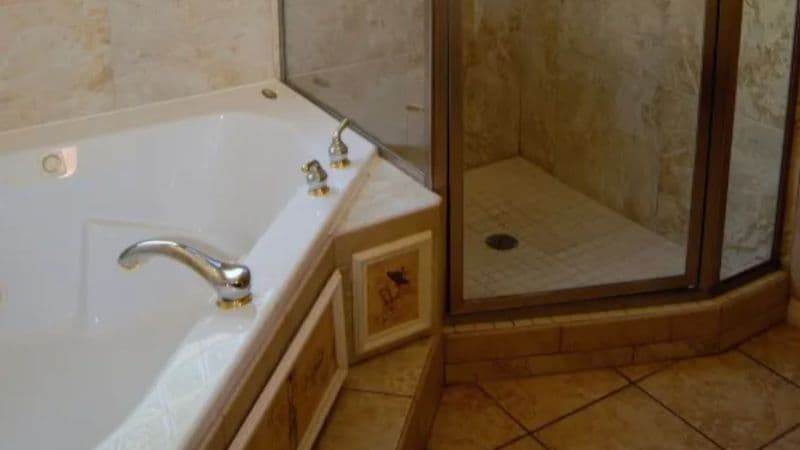 Candlewyck Cove Resort Jacuzzi room