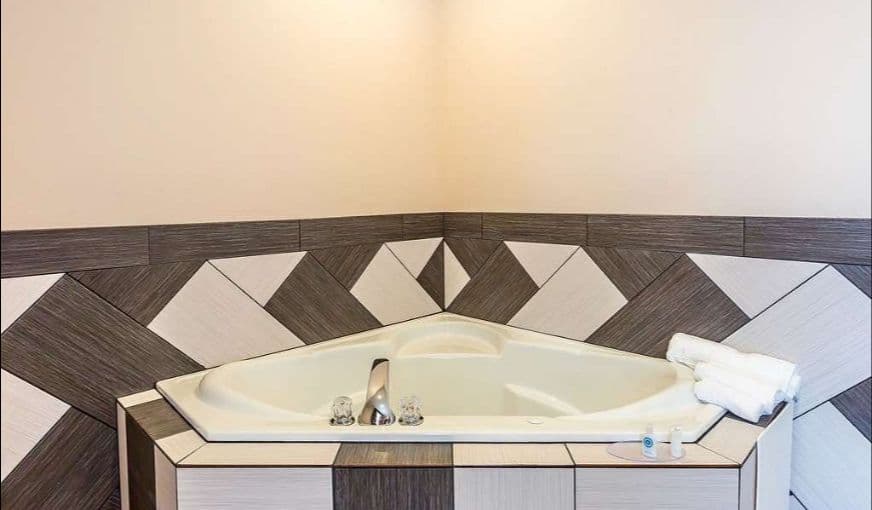 Comfort Inn & Suites Moore – Oklahoma City Jacuzzi room