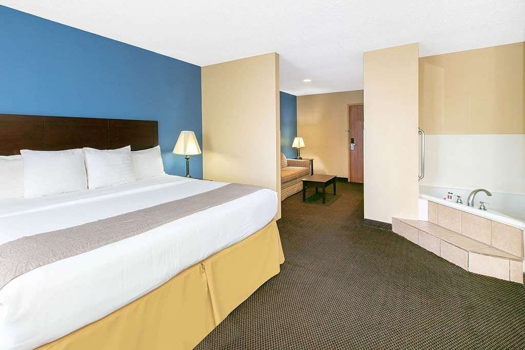 Days Inn Tulsa Central Jacuzzi room