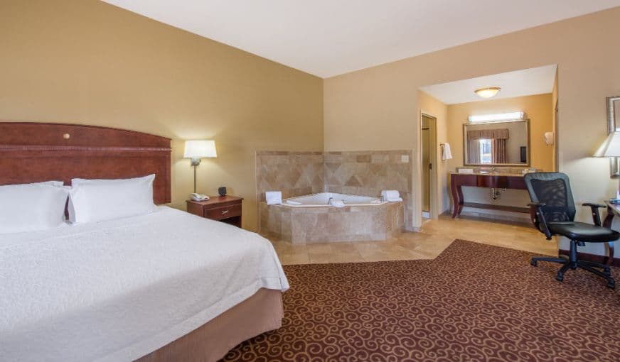 Hampton Inn & Suites Jacuzzi room