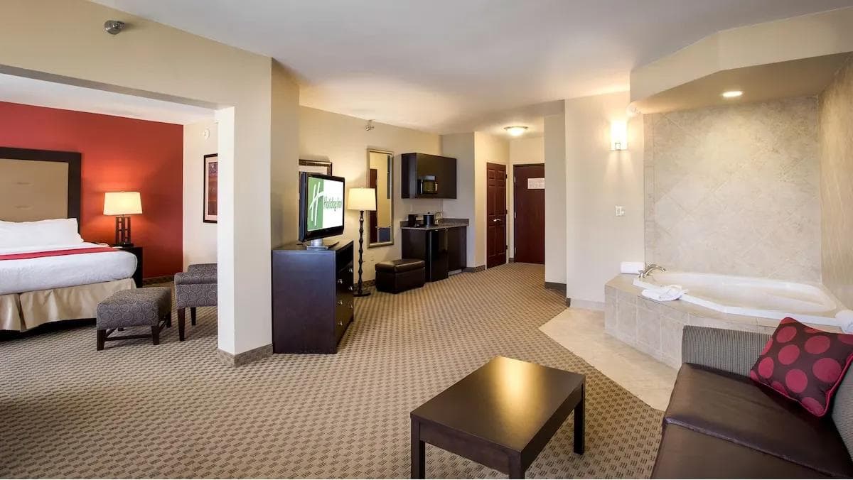 Holiday Inn Oklahoma City Jacuzzi room