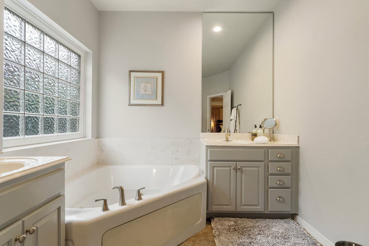 La Fleur, Jenks Jacuzzi room