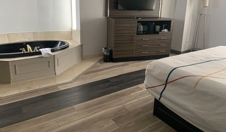 La Quinta Inn & Suites by Wyndham Okc North – Quail Springs Jacuzzi room