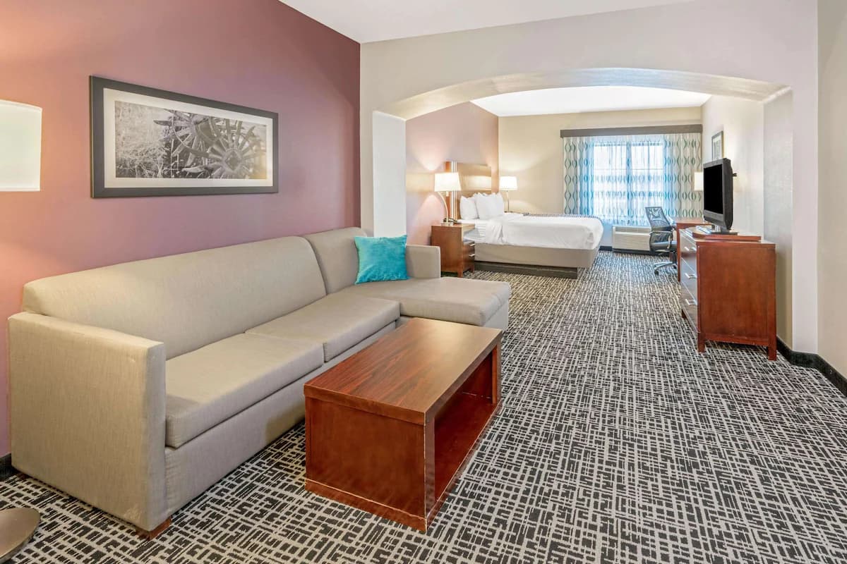 La Quinta Inn & Suites by Wyndham Oklahoma City -Yukon hotel photo 4