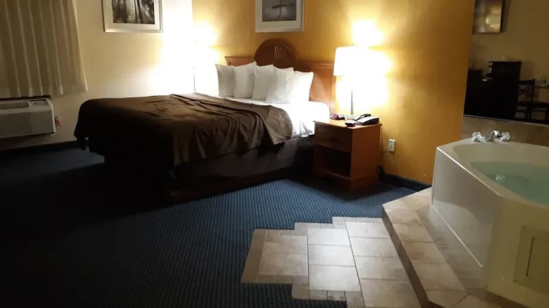 Magnuson Hotel Sand Springs – Tulsa West Jacuzzi room